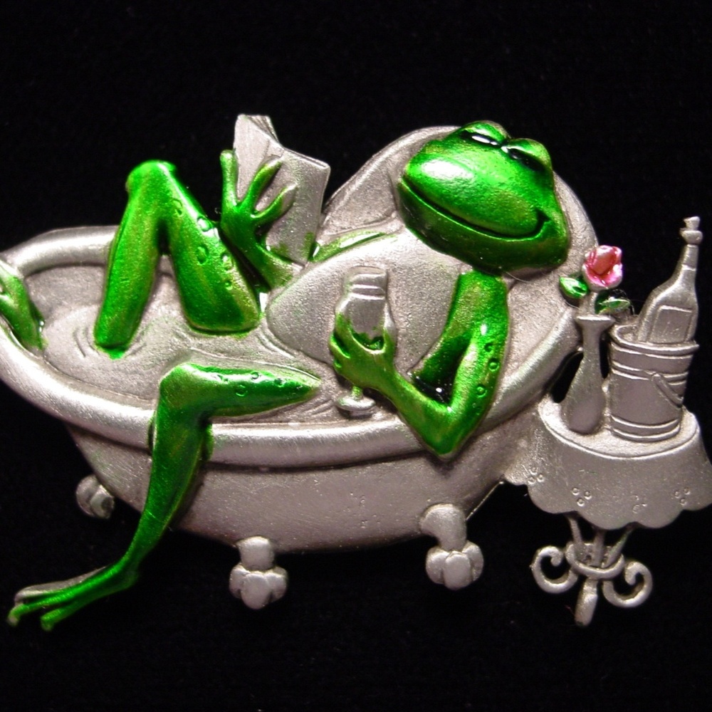 COPY - 🆕 'Frog in Bathtub' Pin Brooch